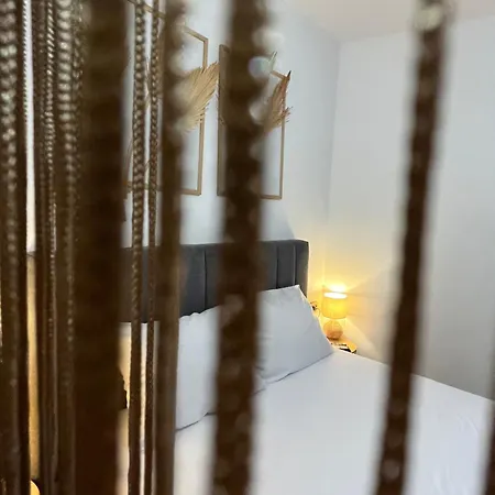 & Traky, Saint Vlas, улица черно море 12 Daire